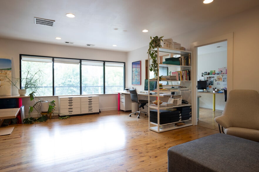 More Photos Of 2337 SE Ankeny St, Portland Office For Sale