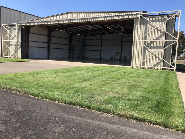 More Photos Of 90444 Boeing Dr, Eugene Airplane Hangar For Sale
