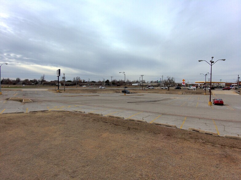 More Photos Of 8921 NW Expressway St, Oklahoma City Warehouse For Lease