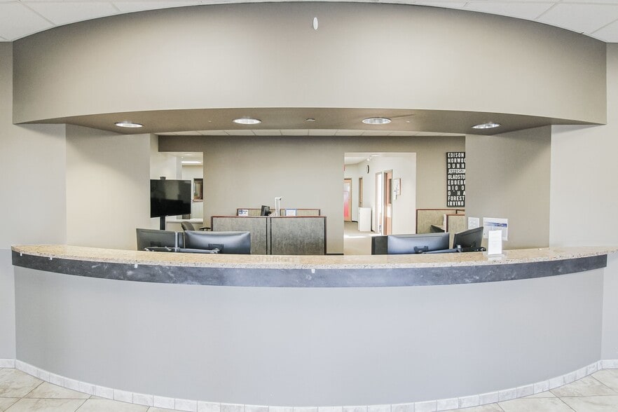 More Photos Of 6400 N Northwest Hwy, Chicago Apartments For Lease