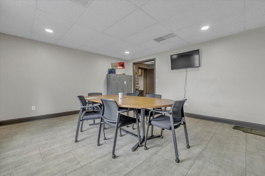 More Photos Of 1474 Peters Creek Rd NW, Roanoke Auto Repair For Sale