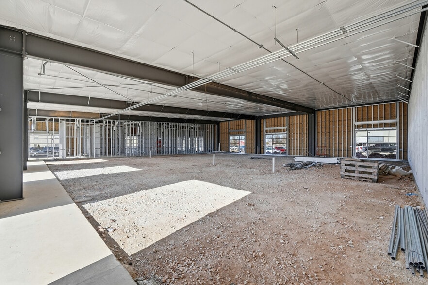 More Photos Of 2420 S 8th St, Rogers Flex For Lease