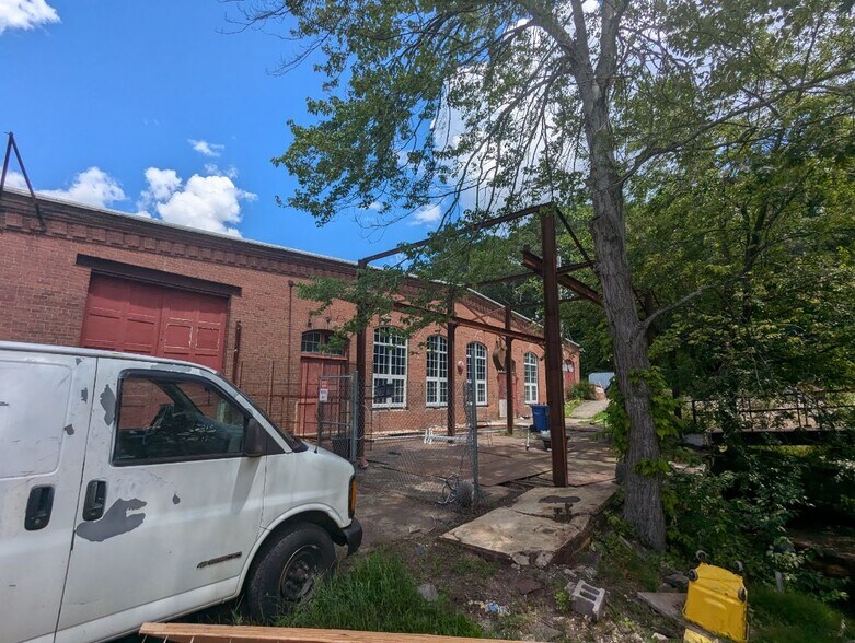 More Photos Of 70 Moshassuck Rd, Lincoln Manufacturing For Lease