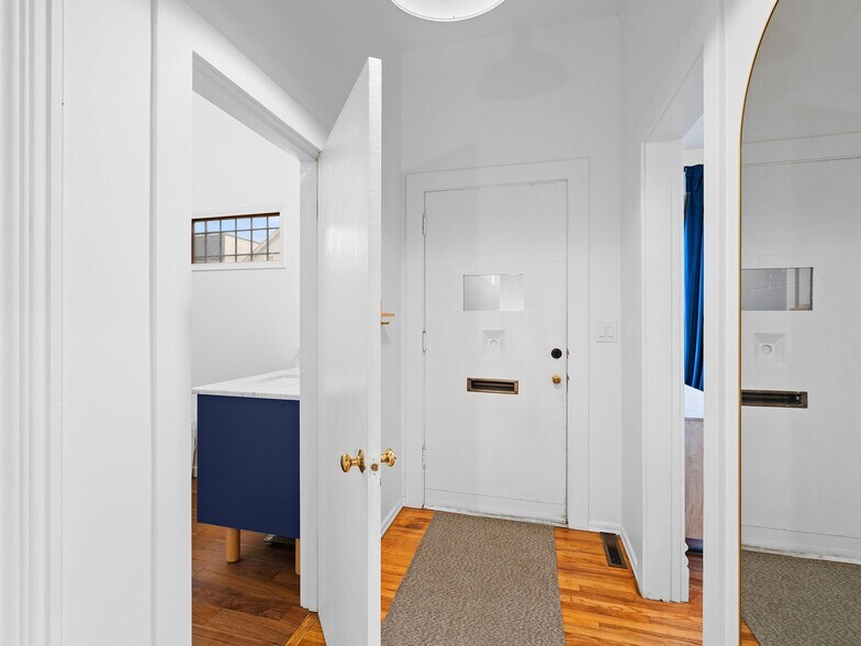 More Photos Of 1305 SE Belmont St, Portland Office For Sale