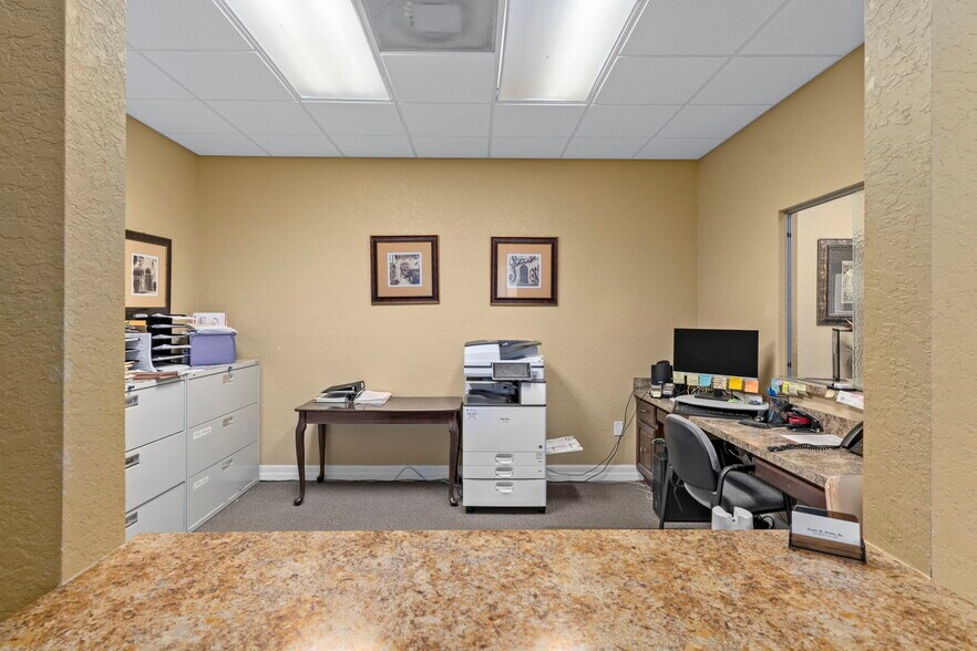 More Photos Of 8352 Forest Oaks Blvd, Spring Hill Office For Sale