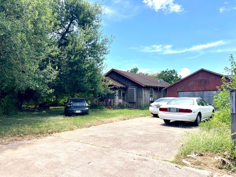 More Photos Of 2717 1/2 25th Ave N, Texas City Specialty For Sale