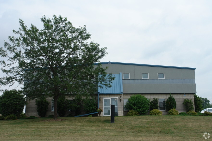 More Photos Of 1725 Suburban Dr, De Pere Manufacturing For Sale