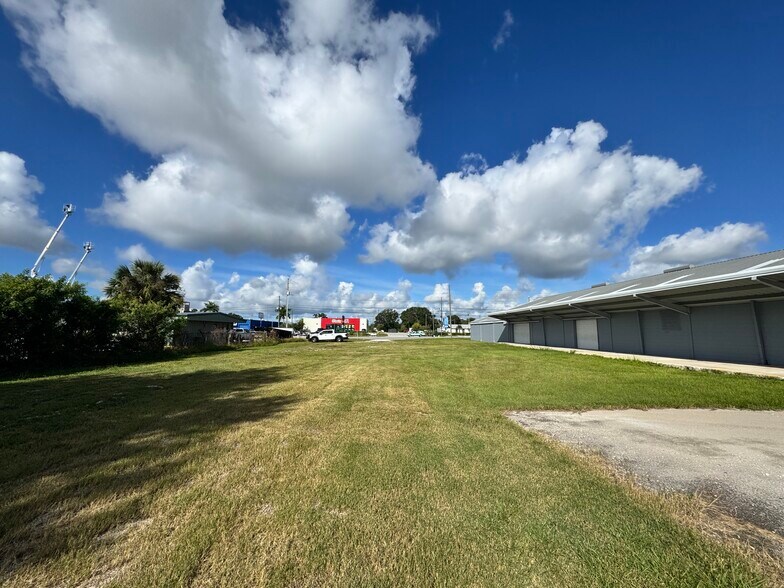 More Photos Of 12925 N 49th St, Clearwater Warehouse For Lease