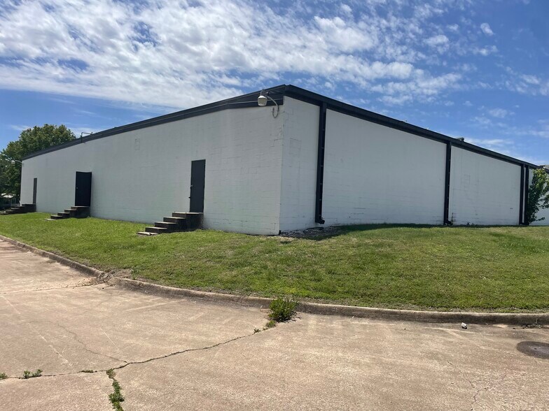 More Photos Of 113 W South St, Lincoln Warehouse For Lease