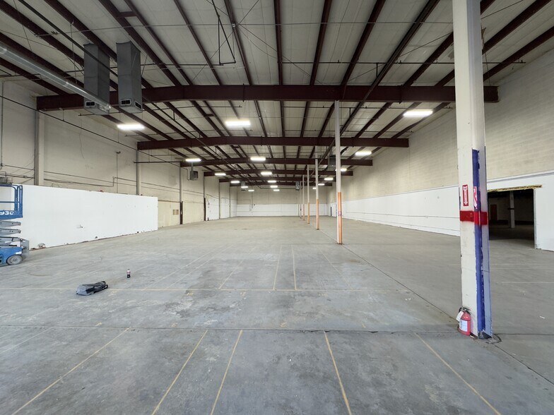 More Photos Of 300-400 W 53rd Pl, Denver Showroom For Lease