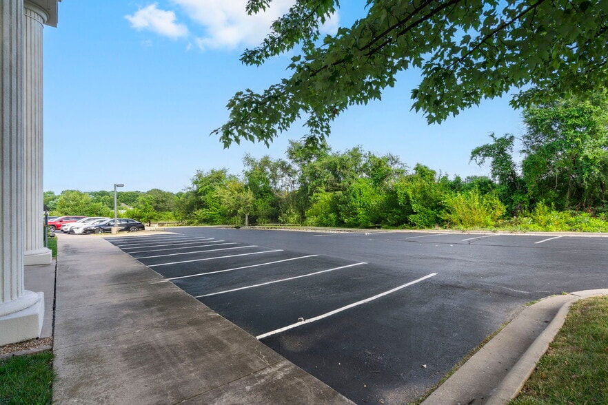 More Photos Of 909 E Republic Rd, Springfield Office For Lease