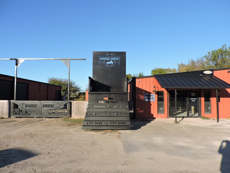 Primary Photo Of 920 W Mason St, Mabank Manufacturing For Sale