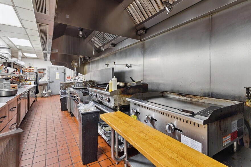 More Photos Of 3705 Ann Arbor Rd, Jackson Restaurant For Sale