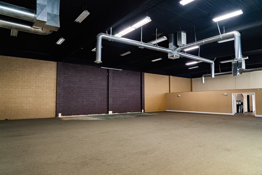 More Photos Of 820 S Central Ave, Medford Freestanding For Lease