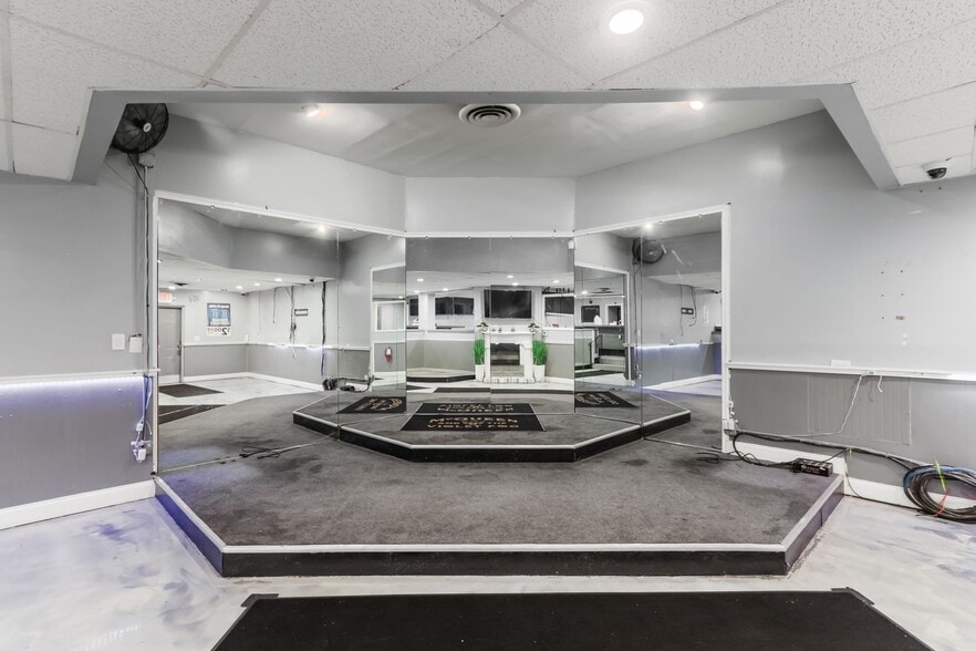 More Photos Of 1662 W Mound St, Columbus Restaurant For Sale