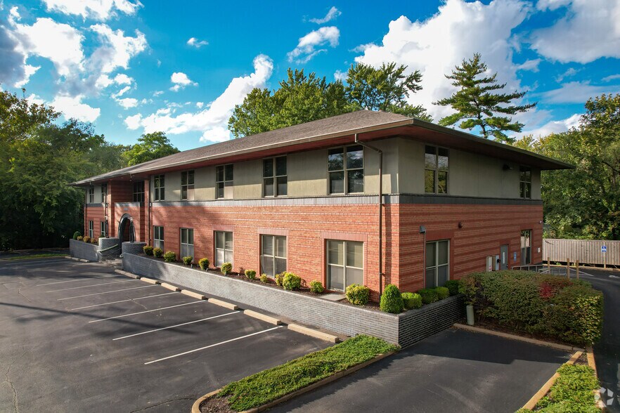 More Photos Of 8909 Ladue Rd, Saint Louis Office For Sale