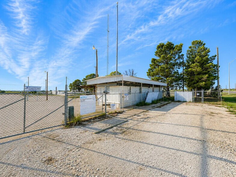 More Photos Of 4168 TX-18, Fort Stockton Office For Sale