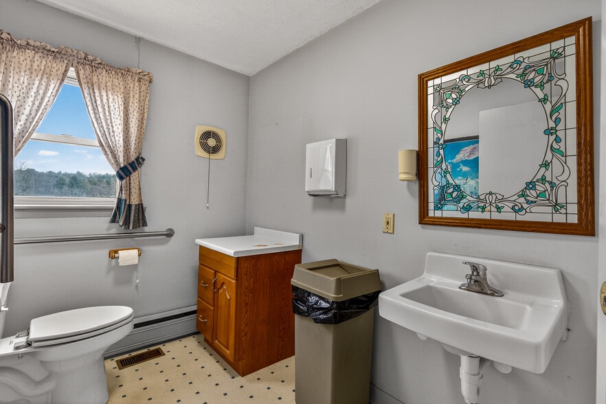 More Photos Of 60-62 Hyde Ave, Vernon Storefront Retail Office For Sale