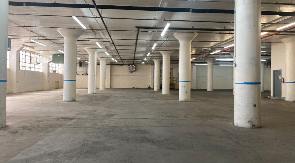 More Photos Of 276-197 Greenpoint Ave, Brooklyn Warehouse For Lease
