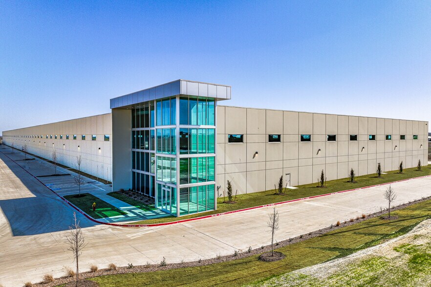 More Photos Of 6100 N Stemmons Fwy, Sanger Warehouse For Lease