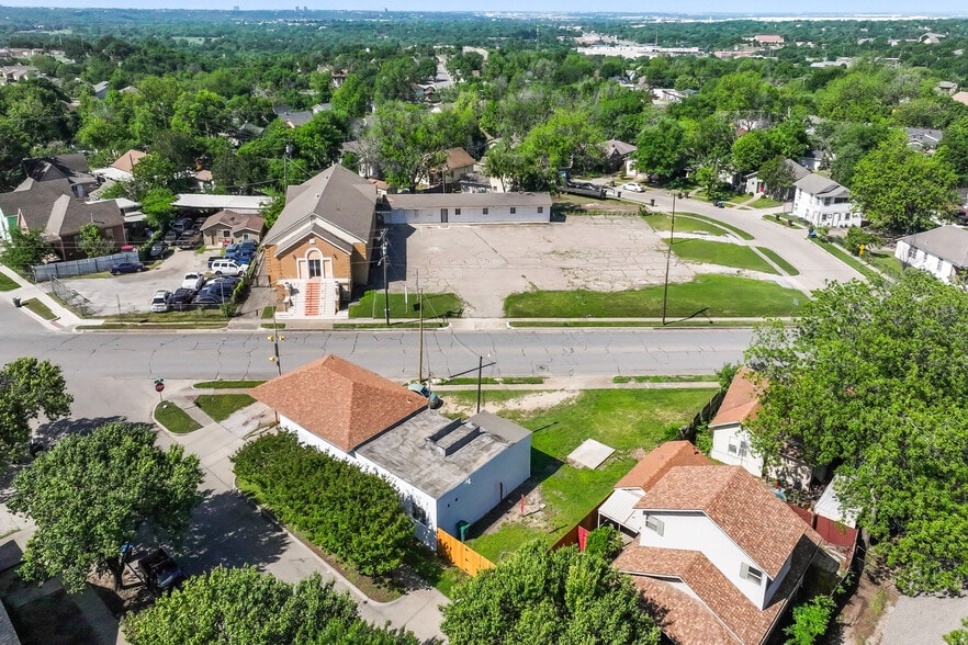 More Photos Of 2100 Azle Ave, Fort Worth Storefront For Sale