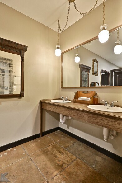 More Photos Of 382 Chestnut St, Abilene Bar For Sale