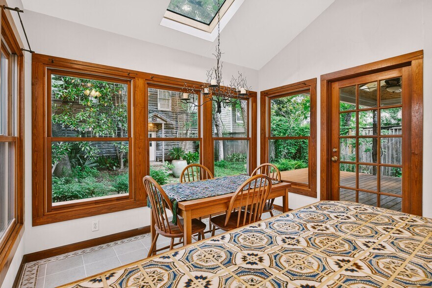 More Photos Of 812 W 10th St, Austin Office For Sale