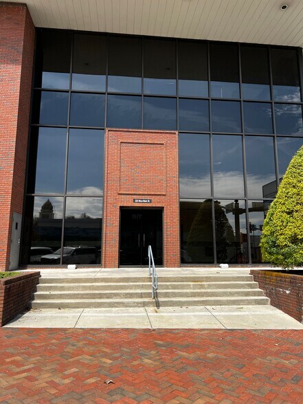 More Photos Of 320 W Main St, Wytheville Bank For Lease
