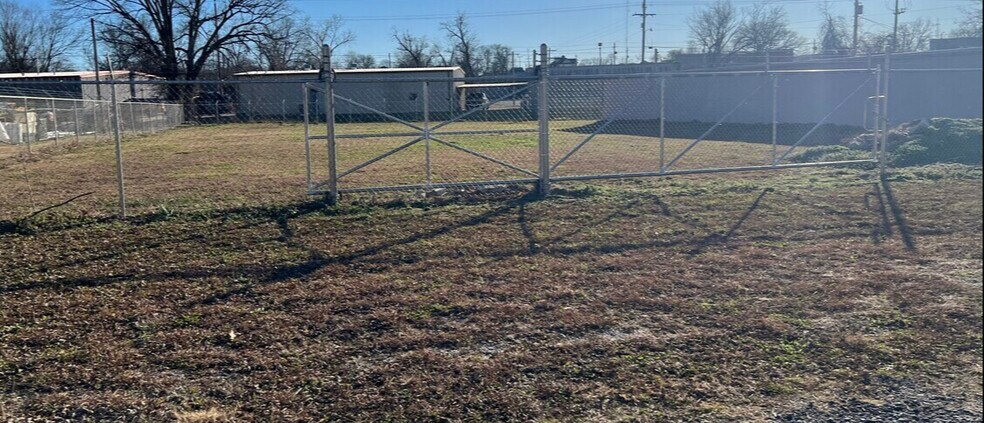 More Photos Of 100 E 1st St, Grove Self Storage For Sale