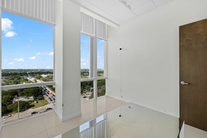 More Photos Of 20200 W dixie Hwy, Aventura Medical For Sale