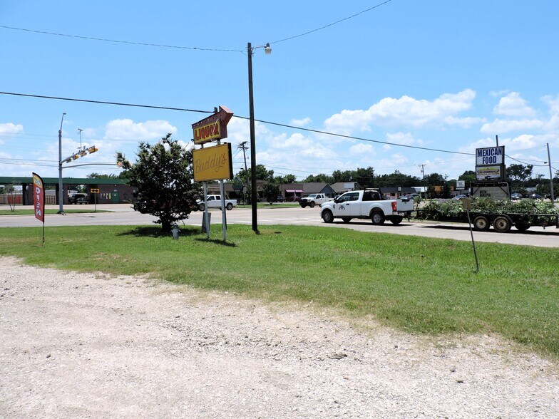 More Photos Of 2324 W Main St, Gun Barrel City General Retail For Sale