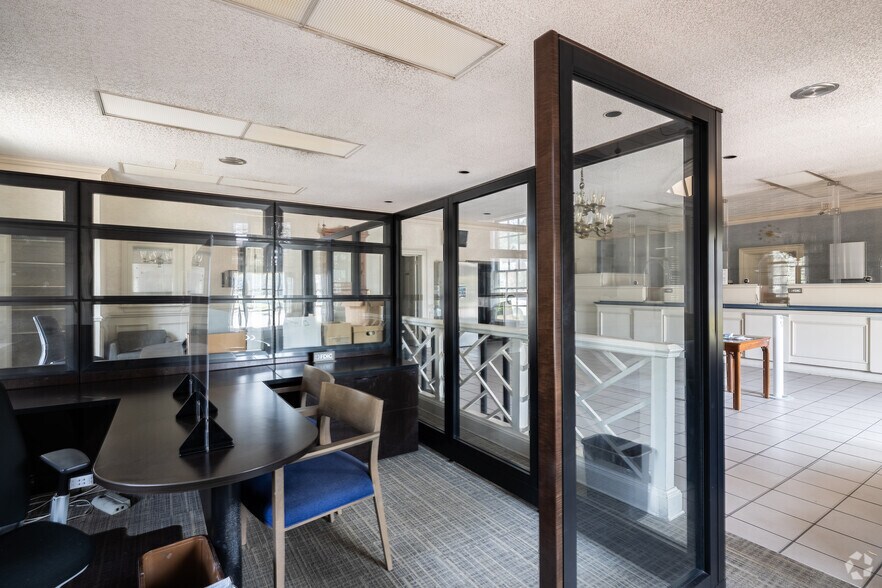 More Photos Of 2505 Abercorn St, Savannah Bank For Lease