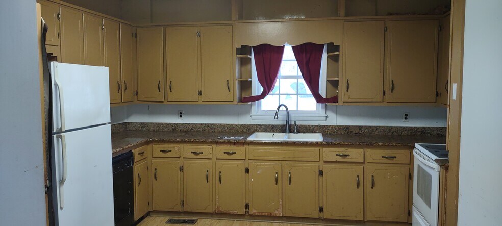 More Photos Of 119 W Main St, Youngsville Freestanding For Lease