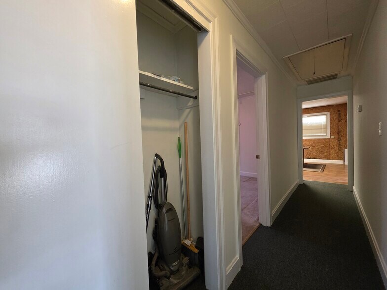 More Photos Of 2034 W 5th St, Washington Showroom For Sale