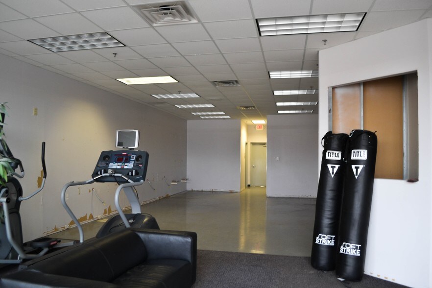 More Photos Of 2512 White Tail Dr, Cedar Falls Storefront For Lease