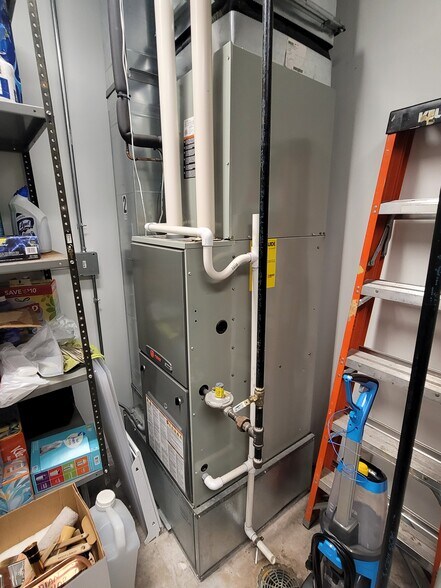 More Photos Of 3131 Halvor Ln, Superior Light Distribution For Lease
