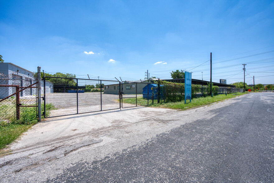 Primary Photo Of 1402 Hoefgen Ave, San Antonio Warehouse For Lease