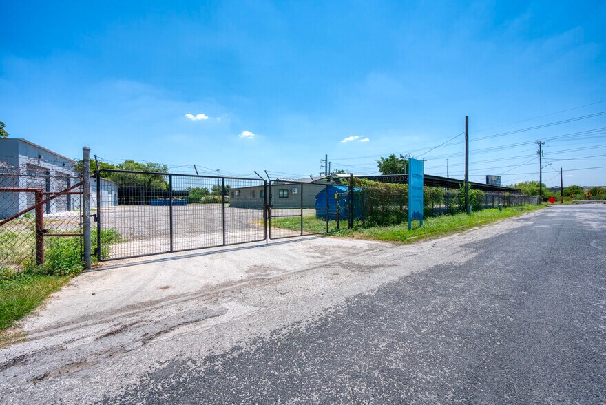 More Photos Of 1402 Hoefgen Ave, San Antonio Warehouse For Sale