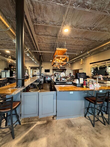 More Photos Of 235 NE Watula Ave, Ocala General Retail For Sale