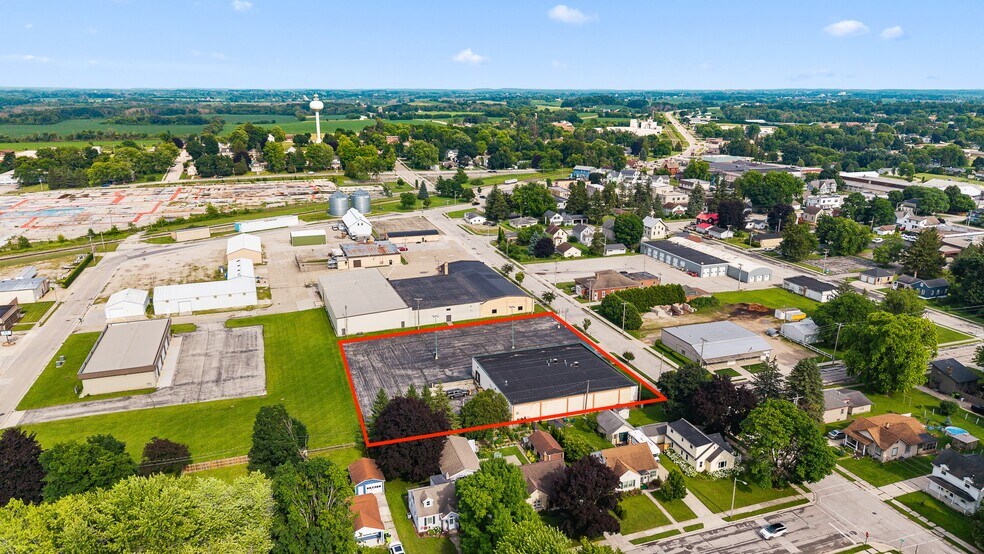 More Photos Of 1828 Park Ave, New Holstein Light Distribution For Sale