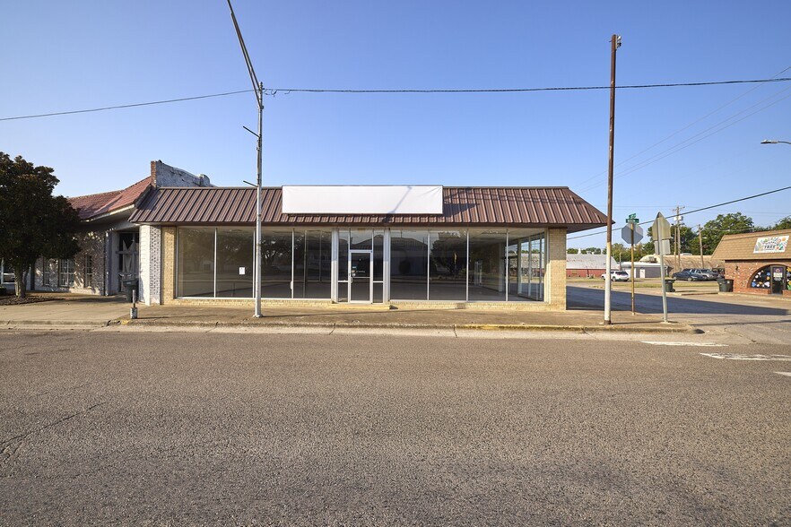 More Photos Of 423 W Main St, Durant Office For Lease
