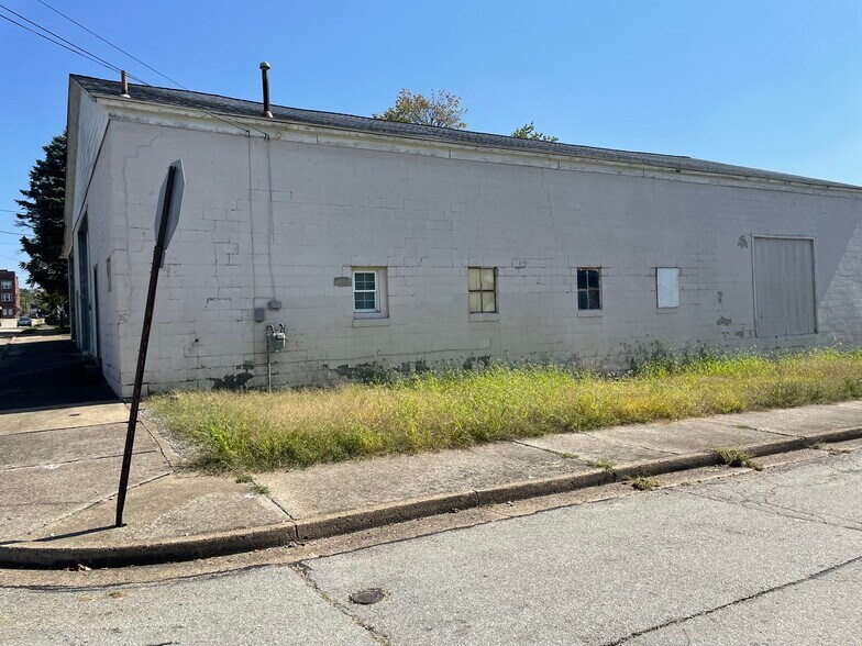 More Photos Of 40 W Monroe St, Latrobe Warehouse For Lease