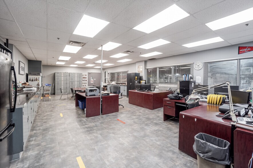 More Photos Of 650 Av Lee, Baie-d'Urfé Warehouse For Lease