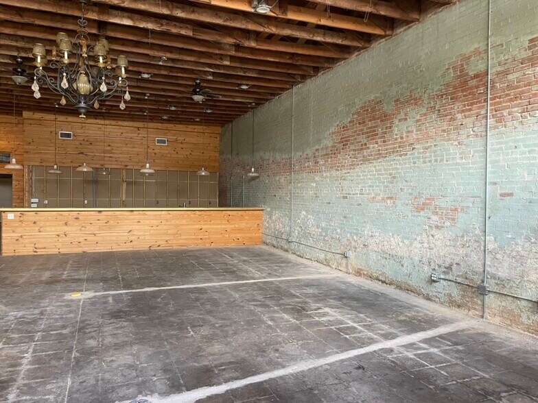 More Photos Of 189 Broadway St, Alba Storefront Retail Office For Sale