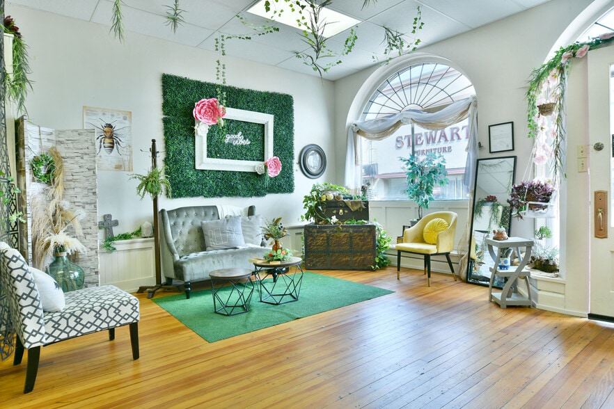 More Photos Of 12-14 N Main St, Hubbard Storefront Retail Residential For Sale