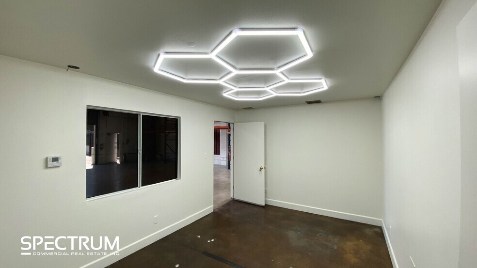 More Photos Of 7002 Sophia Ave, Van Nuys Showroom For Lease