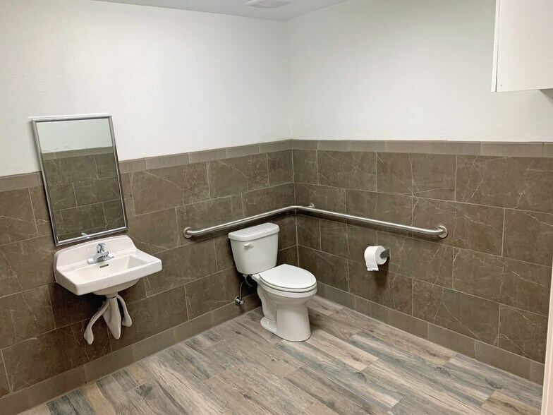 More Photos Of 415-419 E Cross Ave, Tulare Office For Lease