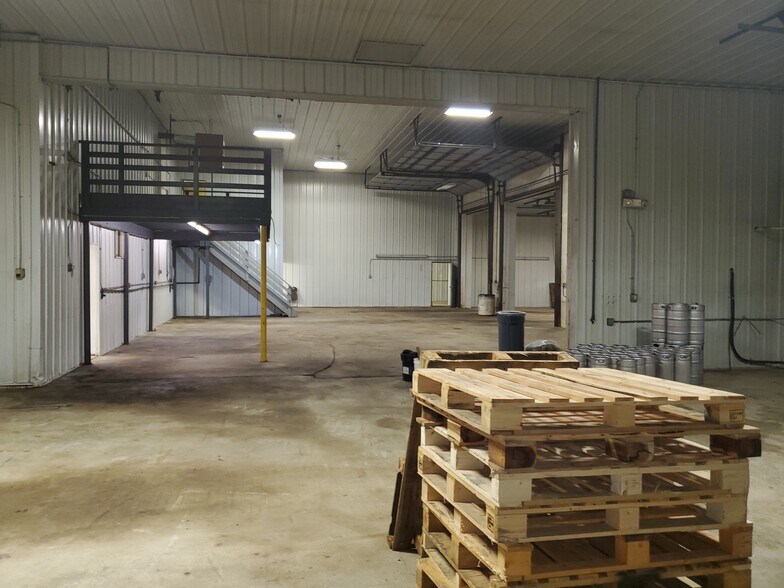 More Photos Of 14 Willet St, Florida Warehouse For Lease