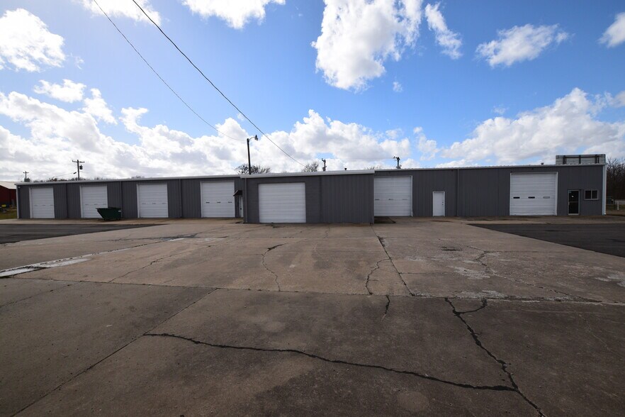 More Photos Of 2175 W Choctaw St, Tahlequah Light Distribution For Sale