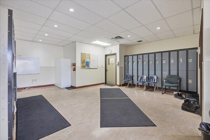 More Photos Of 11831 123 St NW, Edmonton Office For Sale